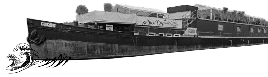 Cargo Schiff für Events in Lübeck vor Hafen