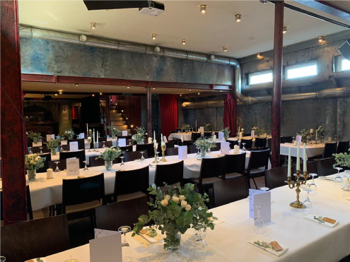 Veranstaltungsraum mir Tischen