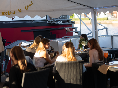 Gäste auf Event auf Cargo Schiff kleines Deck