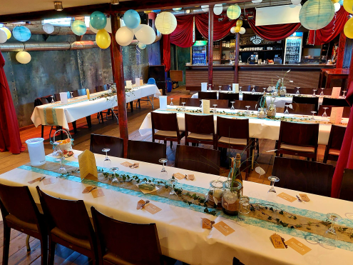 Getränke und Speisen auf Tisch in geschmückten Raum