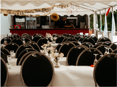 Eventfläche mit Stühlen auf Cargo