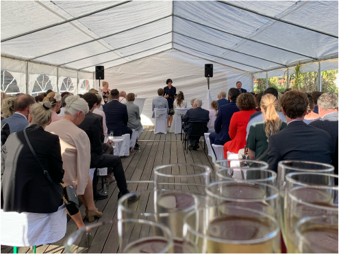 Gäste bei Hochzeit im Sommer